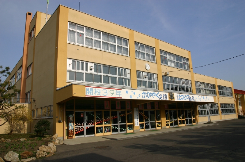 Primary school. 121m to Sapporo Municipal Hassamu Minami elementary school (elementary school)