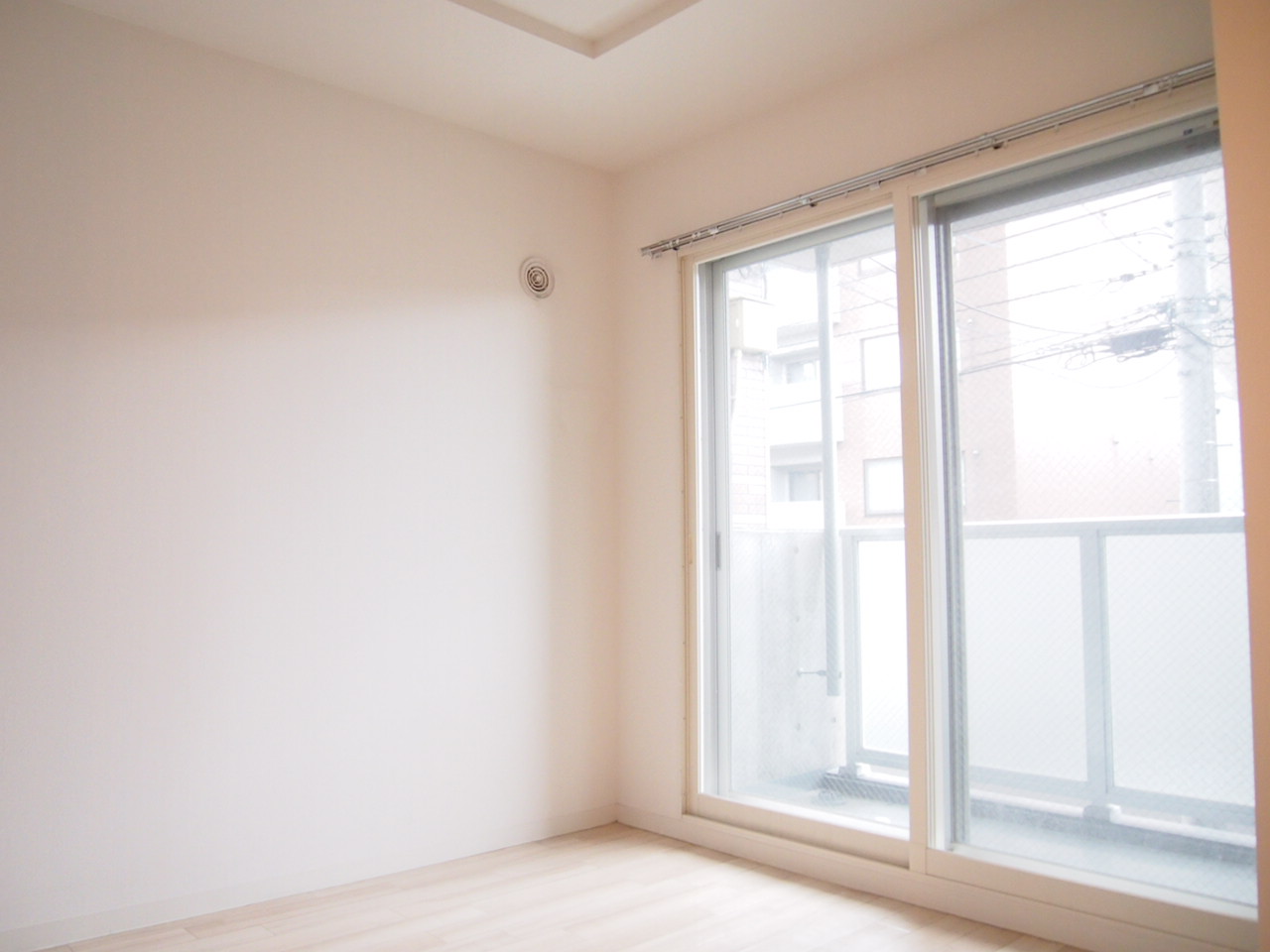 Other room space. Living room is next to the Western-style! It will be out on the balcony! 