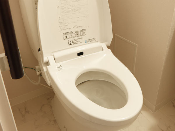 Toilet.  [Shower toilet] And large cleaning 6L, Conventional water use ※ (Big ・ Achieve a 60% water-saving compared to about 13L). Cleaning with warm water ・ Deodorizing ・ Also enhance the antibacterial shower toilet functions, such as heating toilet seat.  ※ 1989 ~ 2001 (Ltd.) INAX launched products