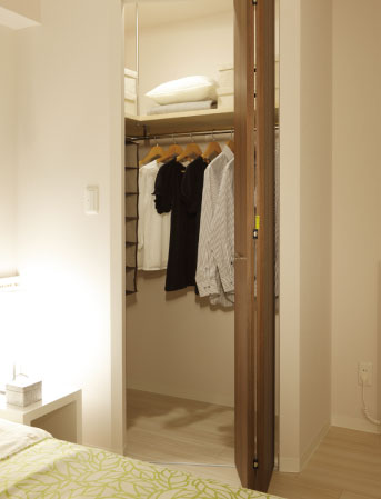 Receipt.  [Walk-in closet] Western-style 1, which is the main bedroom, We established the walk-in closet that can be stored in the season of clothing. others, Entrance next to the trunk, Entrance storage, Storeroom, closet, Pantry, etc., It was to ensure the storage space of enhancement to the place you want