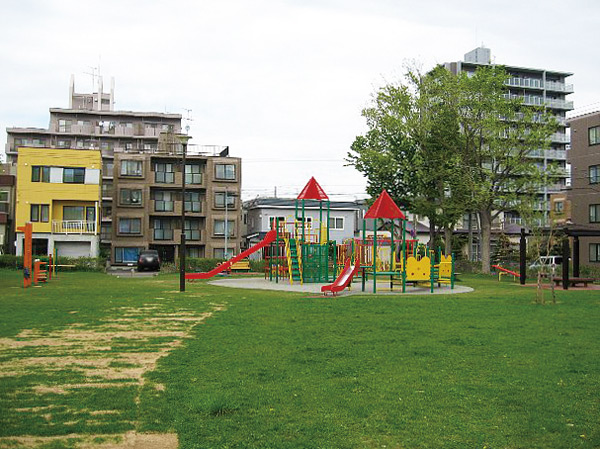 Surrounding environment. Privet park (about 10m / 1-minute walk). Swing, Sandpit, Horizontal bar, seesaw, Jungle gym, Combination playground equipment, There is a such as a spring playground equipment