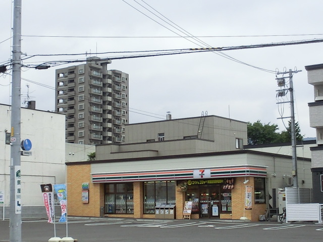 Convenience store. Seven-Eleven Sapporo Hassamu Minamiekimae store up (convenience store) 250m