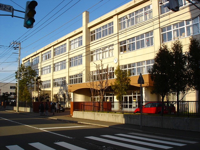 Junior high school. 104m to Sapporo Municipal Ryohoku junior high school (junior high school)