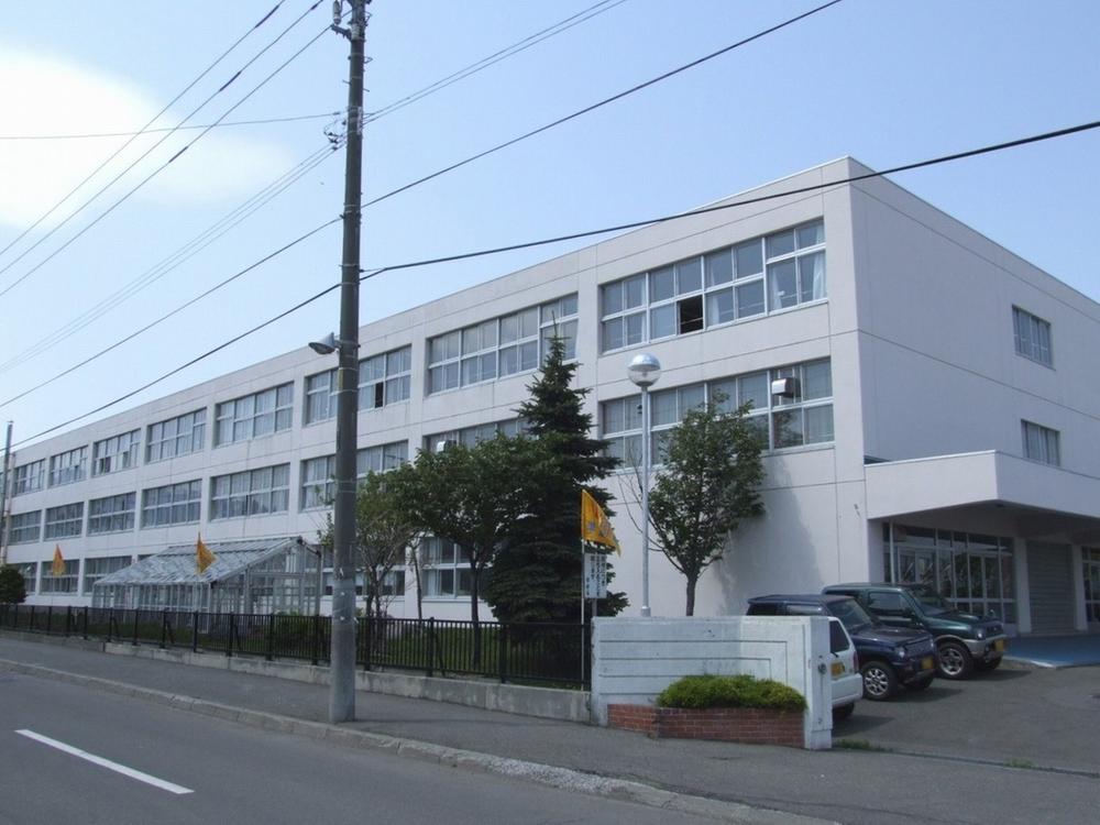 Primary school. 322m to Sapporo Municipal Hassamu Higashi Elementary School