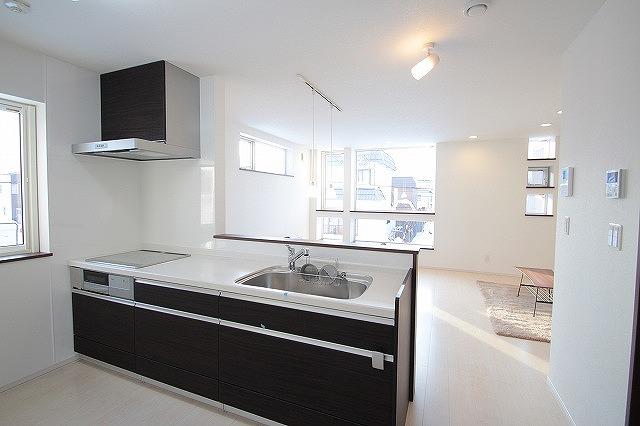 Kitchen. Felt familiar family in the popularity of face-to-face kitchen. Kitchen with a functional and clean