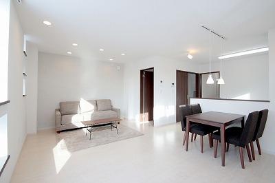 Spacious 18 tatami mats LDK is bright in the arrangement and two-sided lighting on the second floor open. The kitchen is a popular face-to-face.