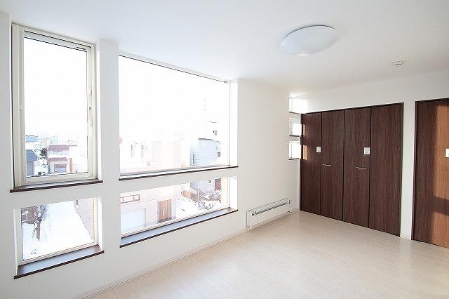 Non-living room. The third floor Western-style also large windows and plenty of storage! Even Western-style can change the floor plan.