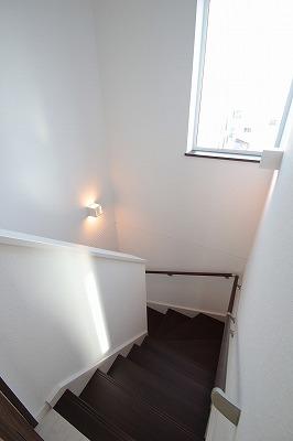 Other introspection. Second floor, Windows each of which is installed in the stairs going up to the third floor