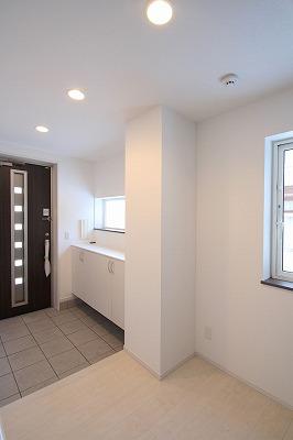 Entrance. Storage rich bright entrance