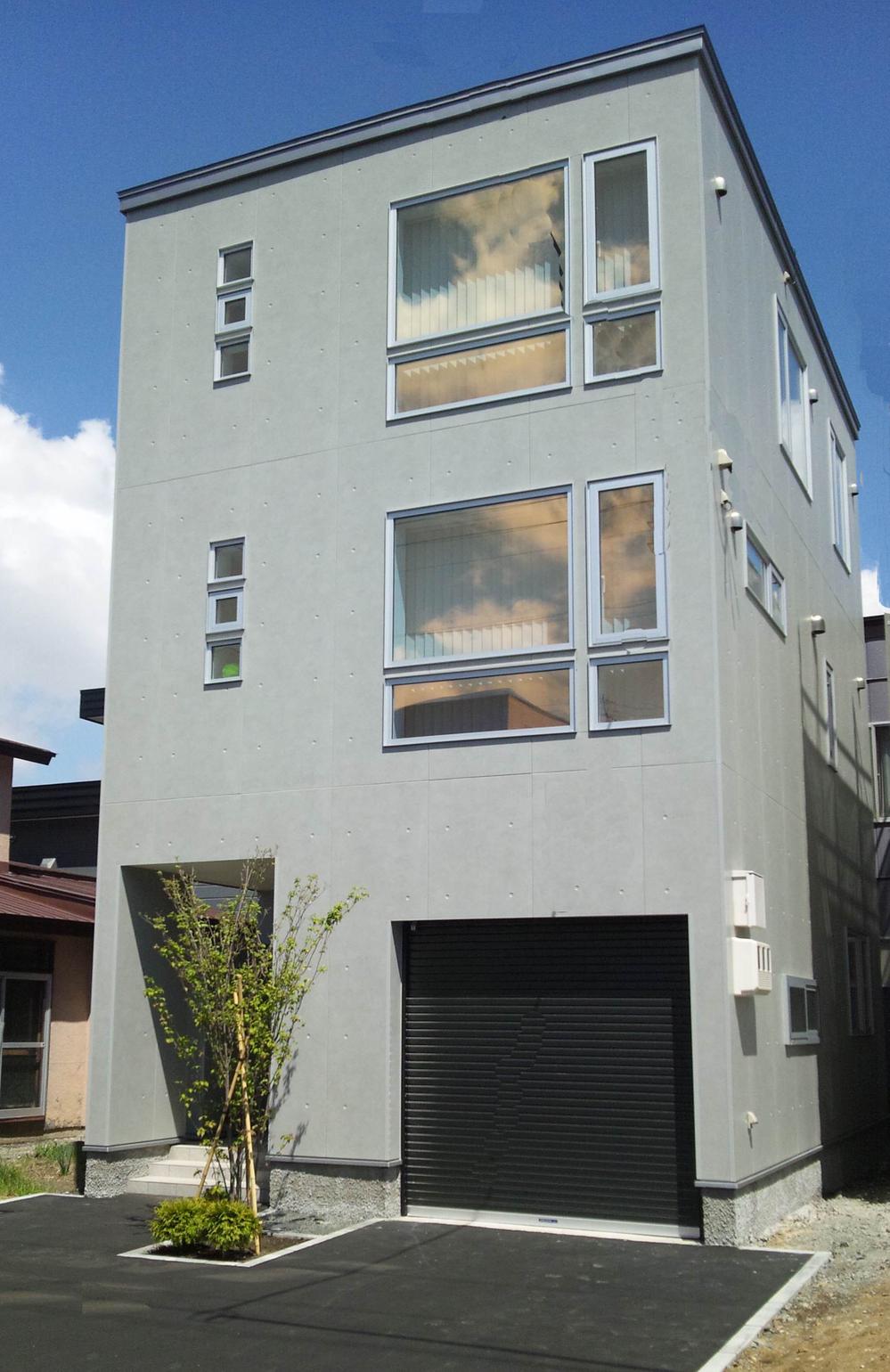 Local appearance photo. 3-storey with garage. Parking space three ensure & Exterior Refurbished! Day is also good