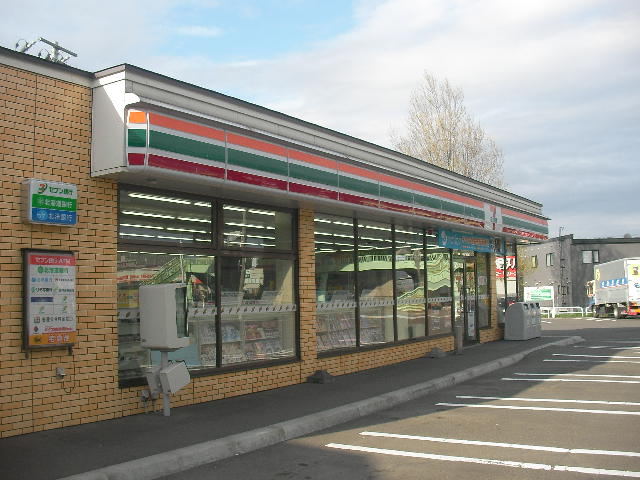 Convenience store. Seven-Eleven Sapporo Hassamu Article 7 store up (convenience store) 349m