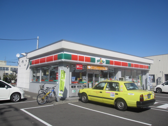 Convenience store. 653m until Thanksgiving Hassamu Article 7 store (convenience store)