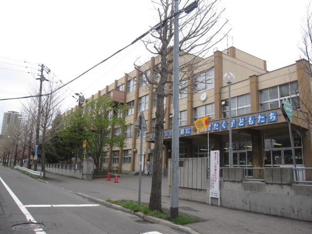Primary school. 1000m to Sapporo Municipal eight hotels Nishi Elementary School (elementary school)
