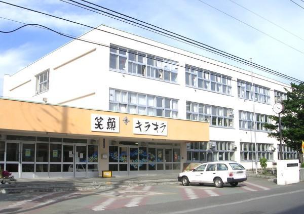 Primary school. 614m to Sapporo Municipal Nijuyonken elementary school (elementary school)