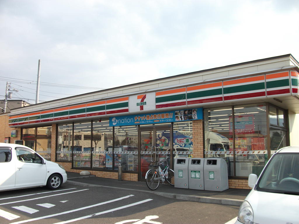 Convenience store. Seven-Eleven Sapporo Hassamu Article 8 store up (convenience store) 404m