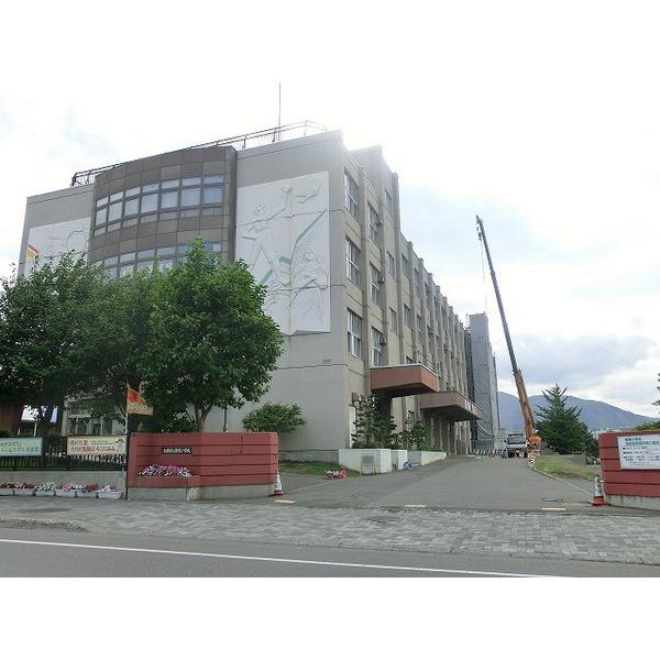 Primary school. 300m Hassamu elementary school to Sapporo City Hassamu Elementary School