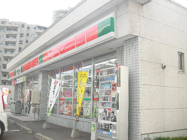Convenience store. 708m until Thanksgiving Hassamu Article 7 store (convenience store)