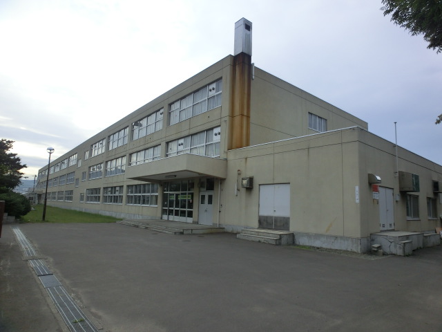 Primary school. 659m to Sapporo Municipal Hassamu Higashi elementary school (elementary school)