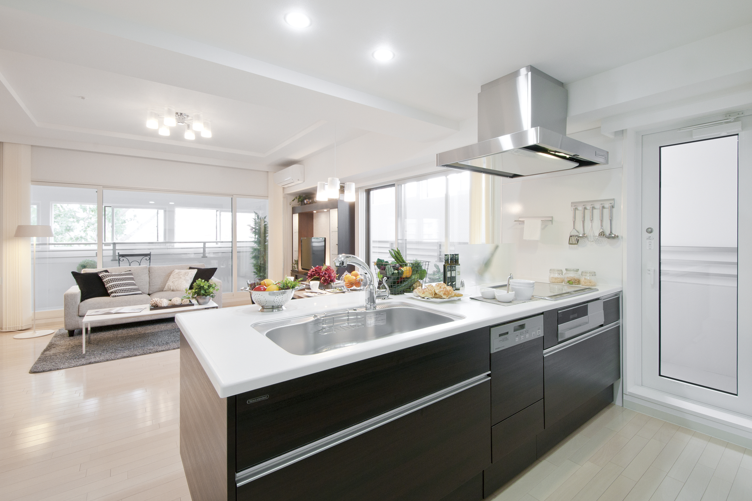Wide flat type of kitchen counter work space of artificial marble. You can cook and Ready-To-Eat also efficiently. Model room types directly out of the can from the kitchen to the balcony, It is also useful to the temporary storage of the drink