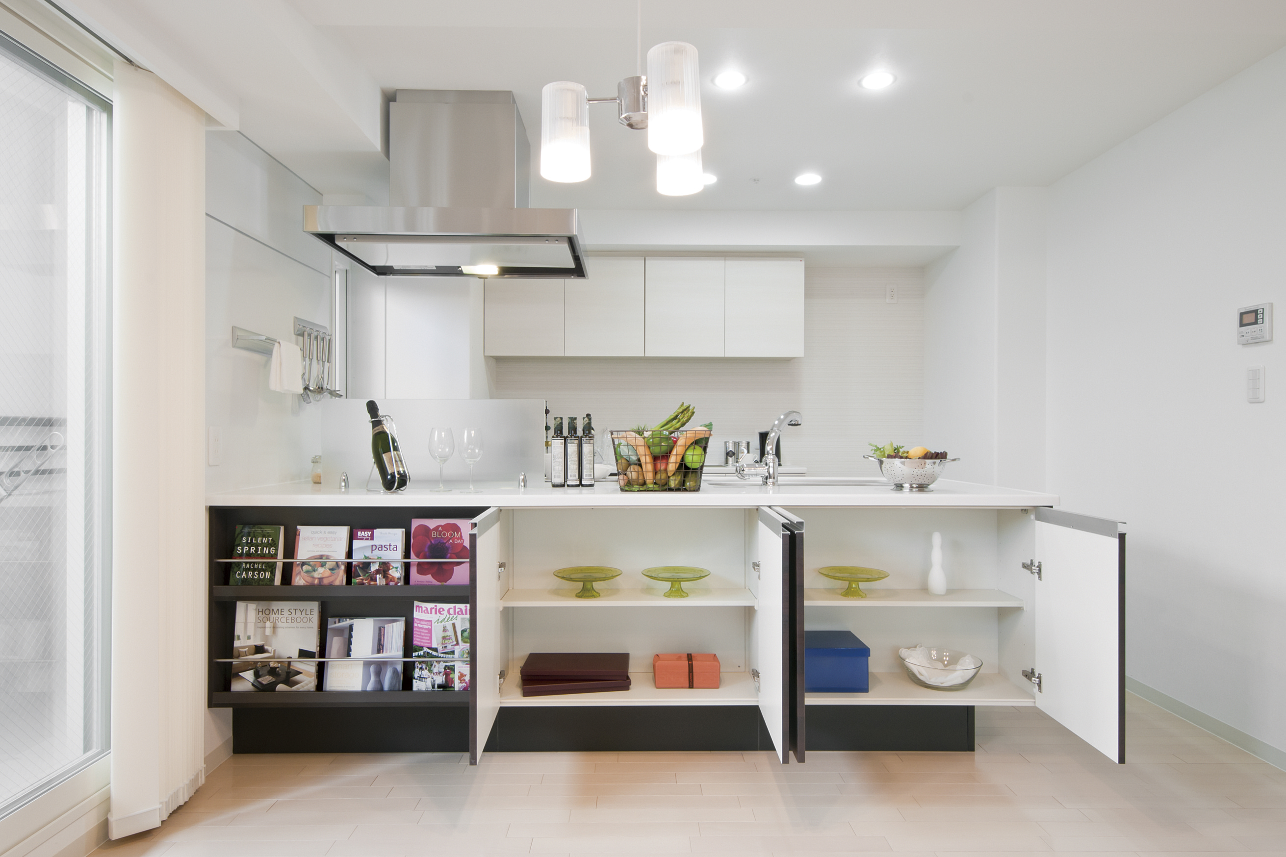 Dining surface of the kitchen has become the storage & book rack. After breakfast, Convenient to put the newspaper of Yomikake. Since storage is a shelf with a coffee maker and mugs, You can put away side-by-side stock of sugar is also easy to use