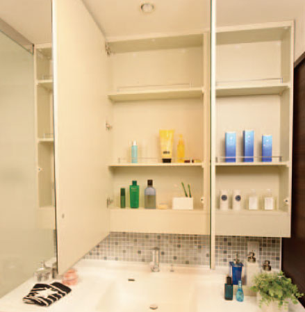 Bathing-wash room.  [Linen cabinet ・ Miller (three-sided) internal storage] Linen cabinet, Furthermore, ensure a huge storage space in the interior of the mirror. Neat can be stored the daily necessities, such as cosmetics and towels