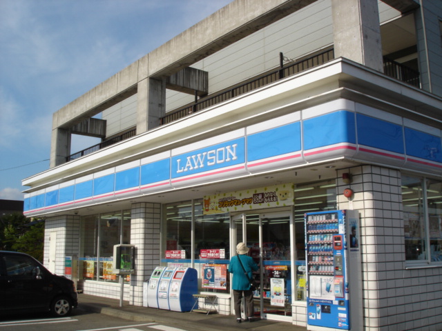 Convenience store. 366m until Lawson Sapporo Hachiken Higashiten (convenience store)