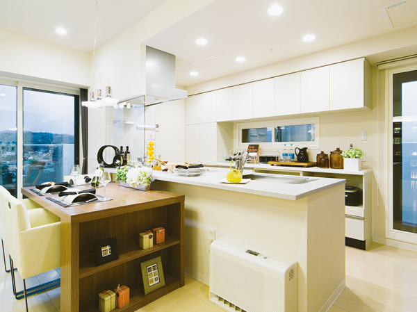 The spacious kitchen that you can enter and exit to the balcony, It is equipped with a variety of equipment. Spacious counters and abundant storage space, You should be able surely fun to the daily household chores and cooking
