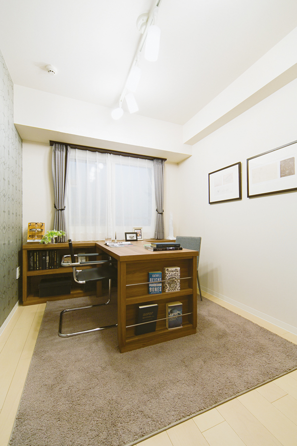 Western-style 2 was plan as study. Stylish lighting, Chic desk and bookcase. Nor hobby work, Likely to spend a relaxing time if here. It is slowly can place alone