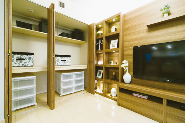 Installing a closet one between a half to a Western-style 4. Because the depth there is a margin, It is possible to securely accommodate the futon and costumes case. You may find it convenient to store here also, such as large supplies and vacuum cleaner you want to shut