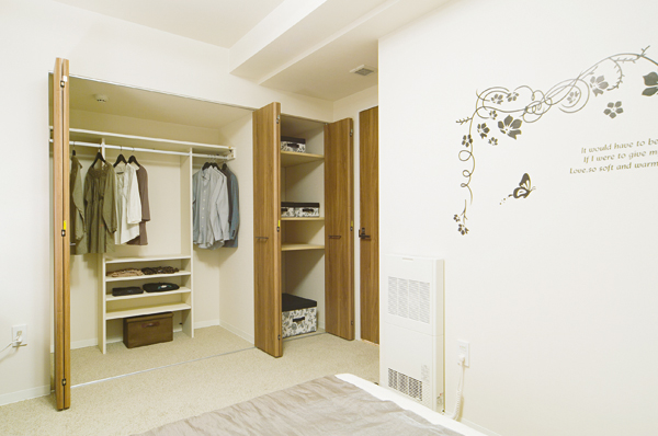 Western-style 1 so that the space can be used more effectively, A wide closet was plan. Daily wardrobe is stored securely, Bags and accessories, Goods can also be organized here