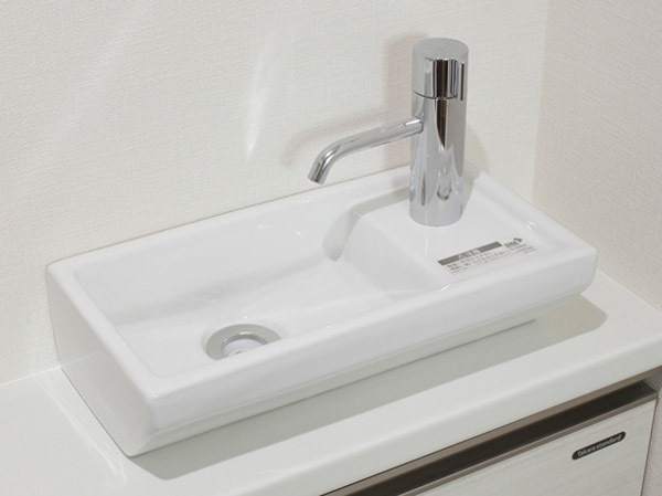Toilet.  [Toilet hand washing counter] With a hand-wash, Installing the counter. To produce a grade sense of space. (Same specifications)