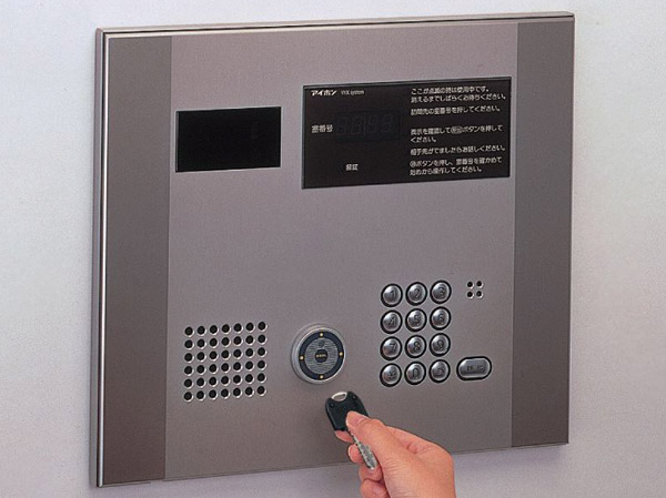 Security.  [Non-touch key] It has adopted a non-touch key system to unlock the automatic door using a non-contact ID key. (Same specifications)