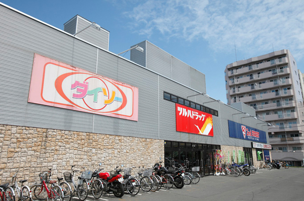 Other. Daiso the necessities of life is abundantly aligned is a 1-minute walk (about 10m), 10:00 ~ 21:00 sales. Also Tsuruha in the same building 10:00 ~ 20:00. Household goods is a convenient environment that aligned in a 1-minute walk