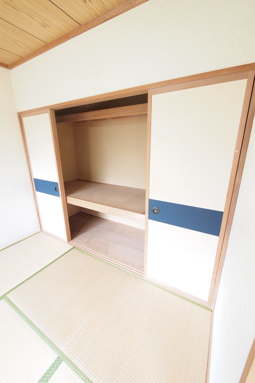 Receipt. Is a Japanese-style room and storage. 