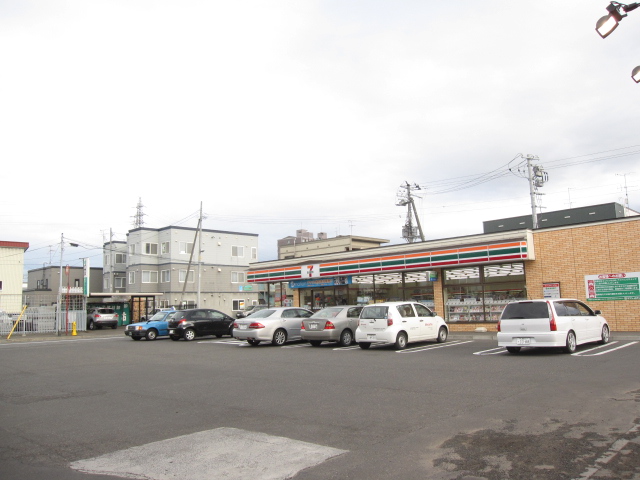 Convenience store. Seven-Eleven Sapporo Hassamu Article 11 store up to (convenience store) 753m