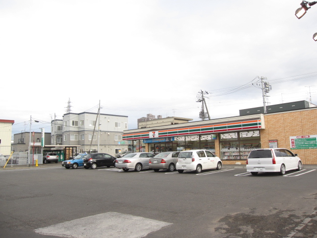 Convenience store. Seven-Eleven Sapporo Hassamu Article 8 store up (convenience store) 152m