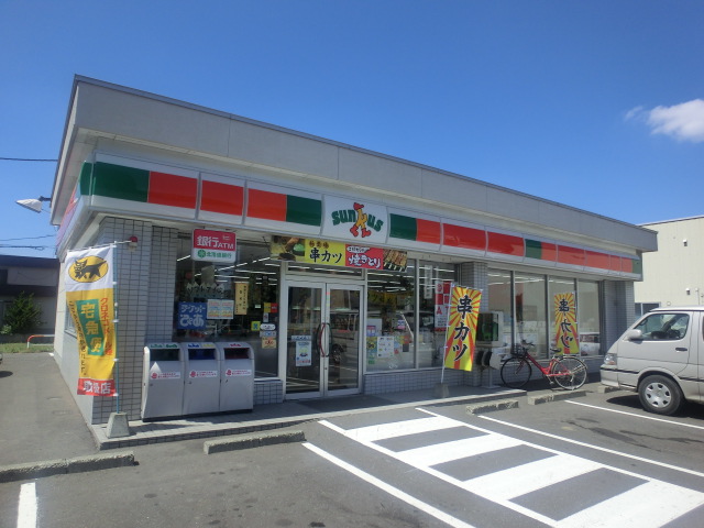 Convenience store. 689m until Thanksgiving Hassamu Article 7 store (convenience store)