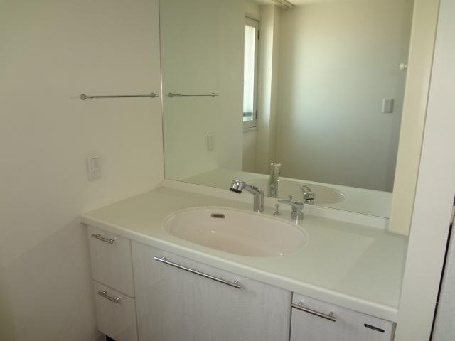 Wash basin, toilet. Indoor (July 2013) Shooting