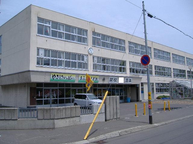 Primary school. 847m to Sapporo Municipal Hassamu Nishi Elementary School (elementary school)