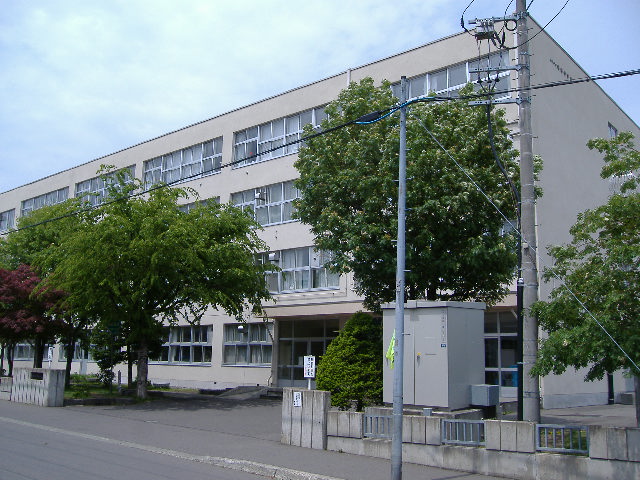 Junior high school. 467m to Sapporo Municipal Hassamu junior high school (junior high school)