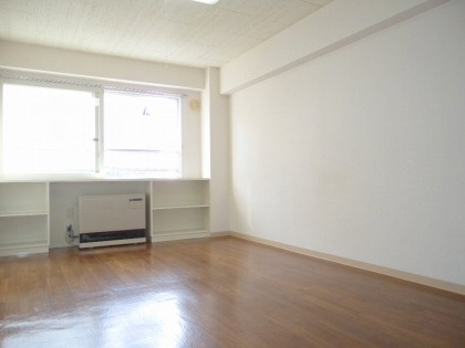 Living and room. Supermarket, Convenience store within a 2-minute walk! Shopping is convenient.