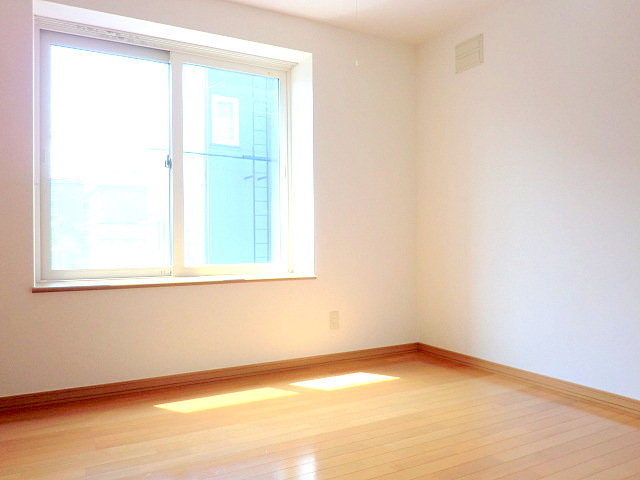 Other room space. Bright with bay window Western-style