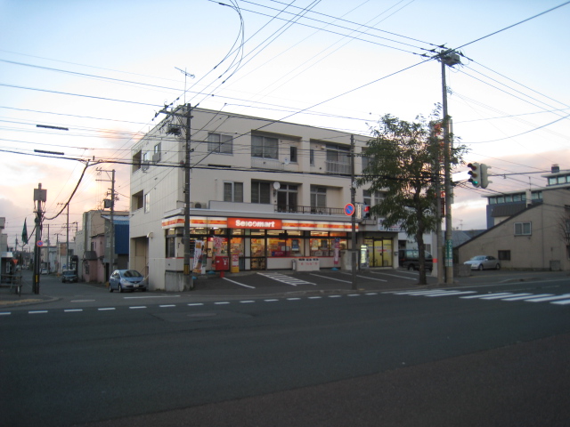 Convenience store. 211m until Thanksgiving Hondori 8-chome (convenience store)