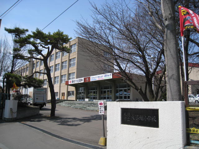 Primary school. 148m to Sapporo Municipal Oyachi elementary school (elementary school)