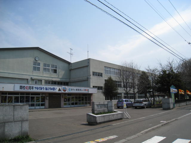 Primary school. 379m to Sapporo Municipal Higashishiroishi elementary school (elementary school)
