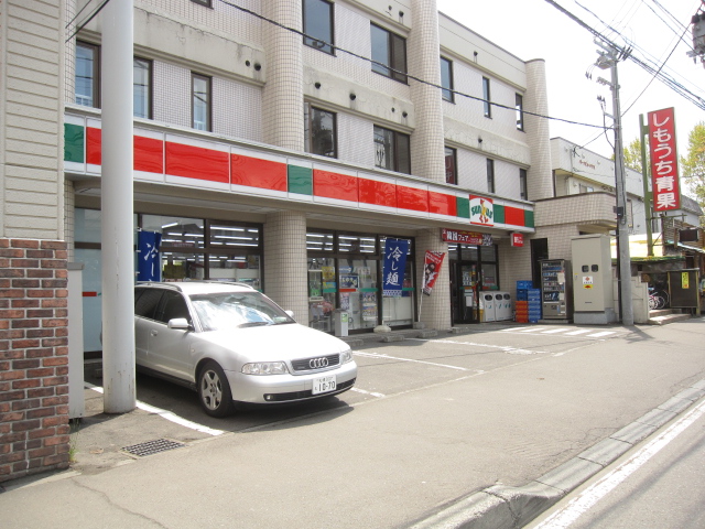 Convenience store. 128m until Thanksgiving Nango 8-chome (convenience store)