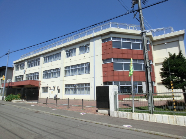 Primary school. 600m to Sapporo Municipal Hondori elementary school (elementary school)