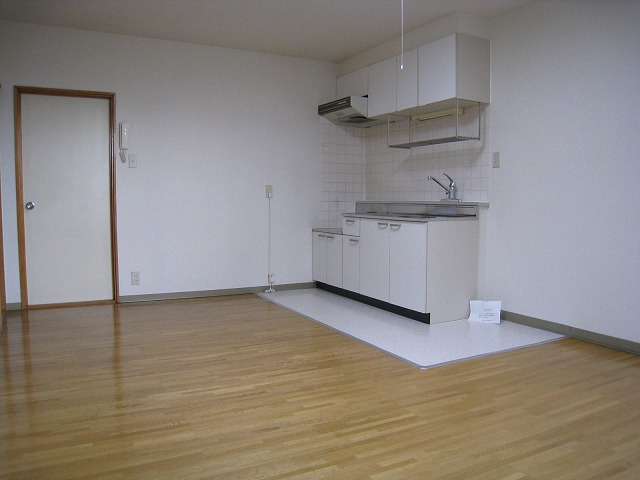 Living and room. Spacious is 12 quires living ☆ 