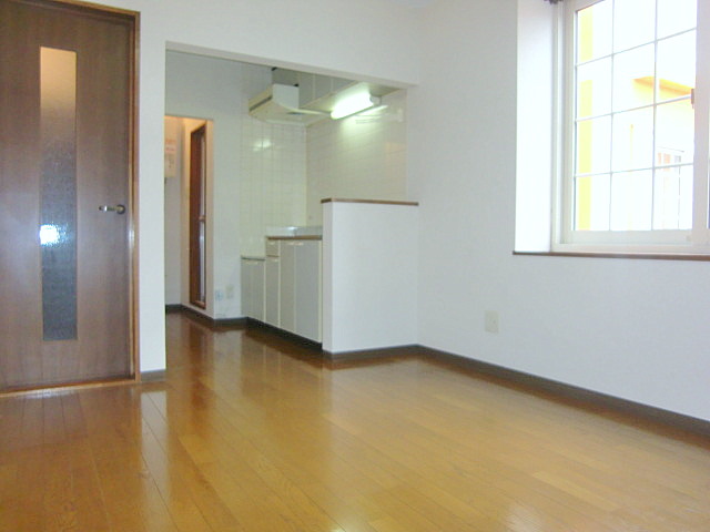 Living and room. Interior renovated! It is a popular independent kitchen