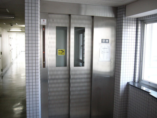 Entrance. Equipped with an elevator (lift)